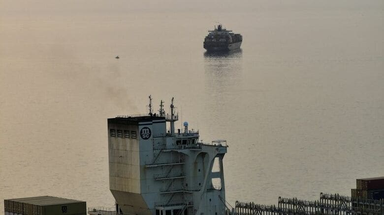 ホルムズ海峡でイラン防衛革命隊に拿捕される民間船舶。４月２４日、西アジア通信社が報道（２０２６年　ＷＡＮＡ）