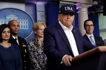 　米国は１４日、新型コロナウイルスの感染拡大抑制に向けた入国禁止措置を英国とアイルランドにも拡大すると発表した。また、トランプ大統領の主治医は大統領がウイルス検査で陰性だったことを明らかにした（２０２０年　ロイター/Yuri Gripas）