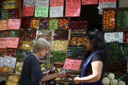 　５月２日、経済協力開発機構（ＯＥＣＤ）は、中南米７カ国（アルゼンチン、ブラジル、チリ、コロンビア、コスタリカ、メキシコ、ペルー）について、外需低迷が続くため今年と来年の成長率は緩やかになるとの見通しを示した。アルゼンチンのブエノスアイレスで２０２３年１２月撮影（２０２４年　ロイター/Tomas Cuesta）