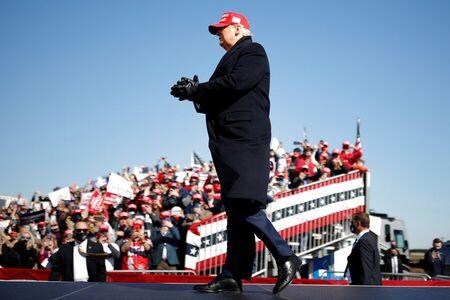 米大統領選の投票を翌日に控え、共和党の現職トランプ大統領（写真）と民主党のバイデン候補が２日、激戦州で最後の訴えを行った。ノースカロライナ州フェイエットビルで２日撮影（２０２０年　ロイター/CARLOS BARRIA）
