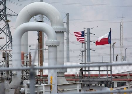 米エネルギー情報局（ＥＩＡ）が３１日に発表した月報によると、米国の１月の石油生産量は日量１１４０万バレルと前月比２％減少し、昨年９月以来の低水準となった。テキサス州で２０１６年６月撮影（２０２２年　ロイター/Richard Carson）