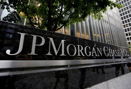 　米大手銀行ＪＰモルガンのジェイミー・ダイモン最高経営責任者（ＣＥＯ）は、オンライン銀行部門チェースをドイツなどの欧州連合（ＥＵ）諸国で展開する方針を明らかにした。ニューヨークで２０１５年５月撮影（２０２３年　ロイター／Mike Segar）