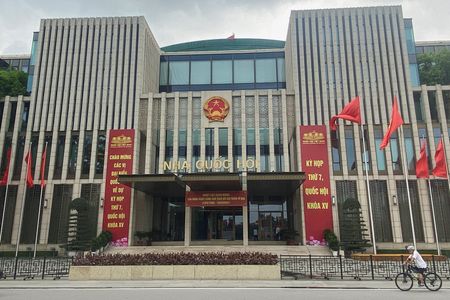 １２月２０日、 ベトナム外務省報道官は政府が計画している大規模な省庁再編について、プロジェクトの認可に影響はないと表明した。写真はハノイの国会議事堂で５月撮影（２０２４年　ロイター/Francesco Guarascio）