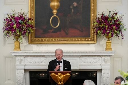 　バイデン米大統領（写真中央）は２月１１日、ホワイトハウスで共和・民主両党の州知事と夕食会を開き、今後も超党派で国民の生活改善と経済再建に向けた取り組みを続けるよう訴えた。首都ワシントンのホワイトハウスで撮影（２０２３年　ロイター／Ken Cedeno）