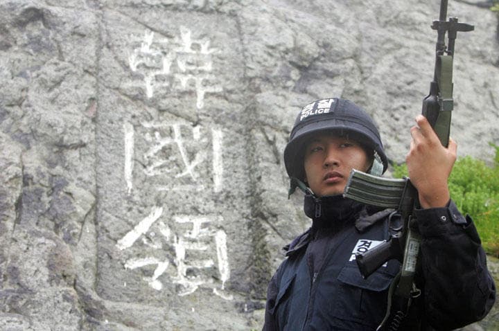 竹島（韓国名・独島）の警備にあたる韓国警察　Lee Jae Won-REUTERS