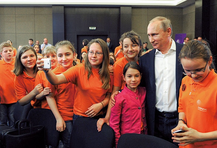 ソチの英才教育センターで子供たちと交流するプーチン（昨年5月）　Ria Novosti-REUTERS