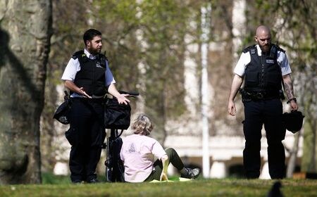 　４月６日、ハンコック英保健相は５日、新型コロナウイルスの感染拡大を抑えるため実施しているロックダウン（都市封鎖）のルールを無視する人が後を絶たなければ、屋外での運動を禁止するなど対策を強化せざるを得ないと警告した。写真はロンドンで５日撮影（２０２０年　ロイター／HENRY NICHOLLS）