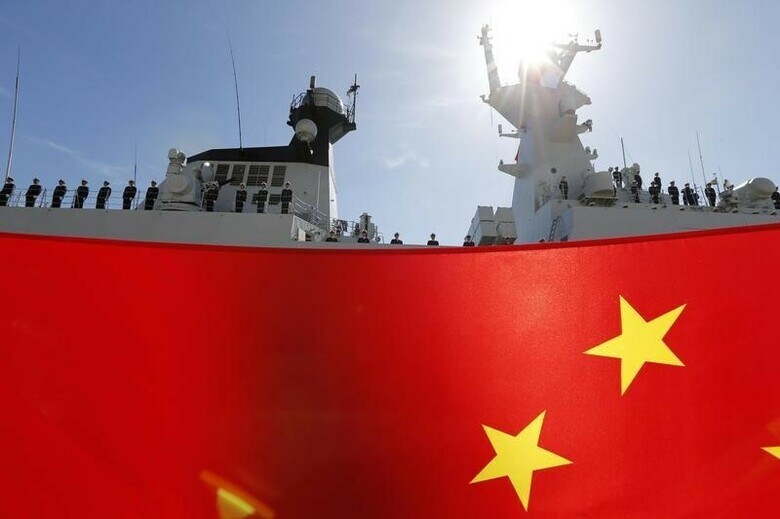３月２４日、中国は、アフリカ東部ジブチに建築中の海外初となる海軍基地について、その目的は地域の安全と発展への貢献と説明することで、同国の軍拡主義を懸念する国際社会に対して異例の「友好アピール」に打って出ている。写真はマルタで歓迎を受ける中国海軍のフリゲート艦。２０１３年３月撮影（２０１６年　ロイター/Darrin Zammit Lupi）
