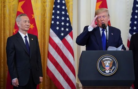 　中国の劉鶴副首相(写真左）は、リスク防止を重視しつつ資本勘定の開放や人民元の国際化を推進するとの方針を示した。１６日付の人民日報が報じた。１５日、米ホワイトハウスで撮影（２０２０年　ロイター/Kevin Lamarque）