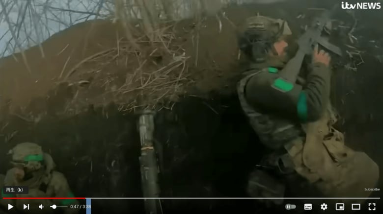 終わりなき塹壕戦を戦うウクライナ兵士　ITV News/YouTube