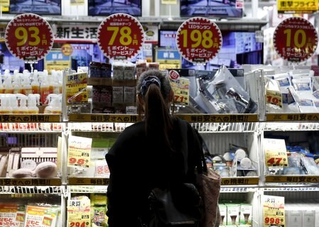 　３月２５日、総務省が公表した２月の全国消費者物価指数は、指標となる生鮮食品を除いたコアＣＰＩが２カ月連続で前年比横ばいとなった。先行指標とされる東京都区部のコアＣＰＩは３月に前年比０．３％低下した。写真は都内で２月撮影（２０１６年　ロイター/Yuya Shino）