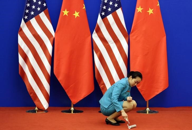 ４月３日、米通商代表部（ＵＳＴＲ）は、中国からの輸入品に対する２５％の追加関税について、対象が約１３００品目に上り、年間５００億ドル程度に相当することを明らかにした。写真は米国と中国の国旗、北京で２０１４年７月撮影（２０１８年　ロイター/Jason Lee）