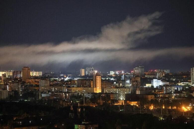 9月17日、ロシアによる攻撃を受け、キーウで立ちのぼる煙。 REUTERS/Gleb Garanich