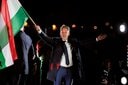 オルバンの敗北宣言を受けて国旗を掲げる若き勝者マジャル（4月12日）　LEONHARD FOEGERｰREUTERS