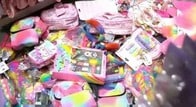 【動画】サウジ政府関係者、虹色商品を床に投げ捨て