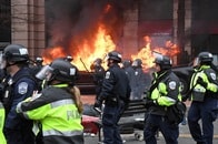 警官に抑え込まれた反トランプ派、200人以上逮捕