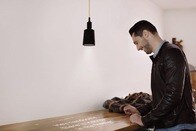 電球ソケットに差し込める常時利用型プロジェクター Beam