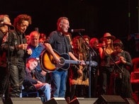 スプリングスティーン、ICEの手法を「ゲシュタポ的」と非難──市民射殺に怒り、慈善イベントで抵抗訴え