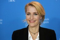 米女優ジリアン・アンダーソン、「女性の陰部」を刺繍したドレスでゴールデン・グローブ賞に登場して物議