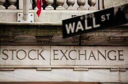 米国株式市場＝主要3指数反落、ＦＲＢ議長発言受け利上げ観測強まる  