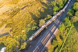 イギリスで夏に相次いだ脱線事故、原因は猛暑？　求められる、気候変動に負けない線路