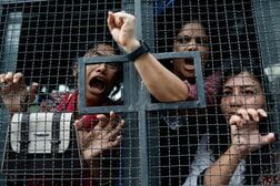 インドで数千人が抗議、モディ首相の試験対策表明後も収まらず
