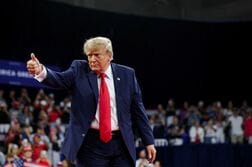 トランプ氏、ミシガン民主候補をイスラム過激派と批判　9.11に言及