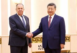 中国主席がロシア外相と会談、「両国の正当な利益を断固守る」