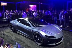 テスラ、延期の新型「ロードスター」を10月1日に披露へ＝マスク氏