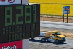 ガソリン高騰、民主党とウクライナの製油所攻撃に責任＝トランプ氏