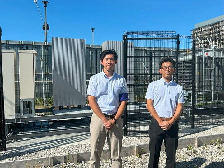 検車場内を案内してくれた大阪メトロ交通事業本部先進技術センターの納塚氏（左）。右はパナソニックEW社エネルギーソリューション設計技術課の彦坂氏