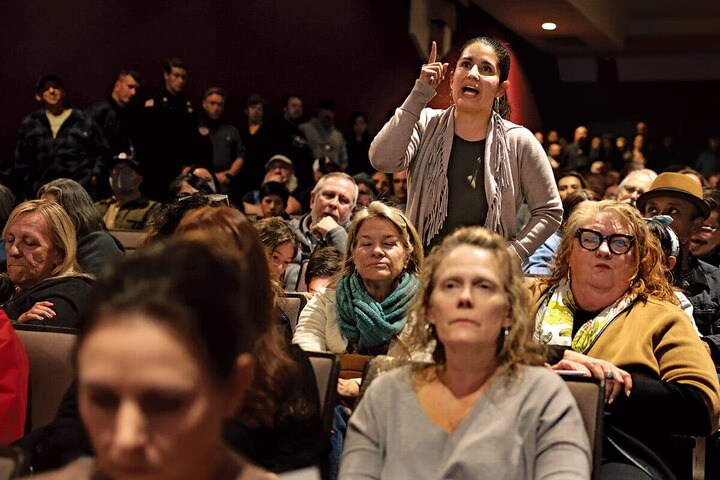 イートン火災で出た有害廃棄物の処理場所に関する住民説明会