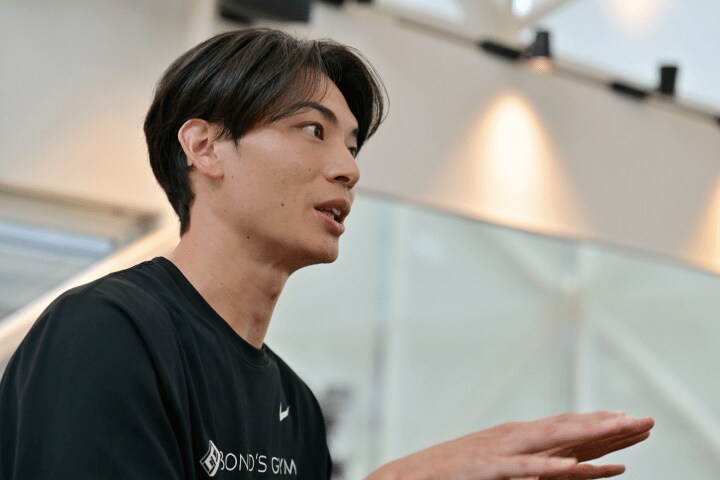 フィットネストレーナーと企業経営者、2つの顔を持つ山岸。「無理なく続けられる健康習慣」がポイントになると話す。