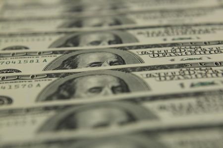 　１２月２５日、午後３時のドル／円は、前日ニューヨーク市場午後５時時点に比べドル安／円高の１２０円前半をつけた。ブダペストで２０１１年１１月撮影（２０１５年　ロイター/Laszlo Balogh）