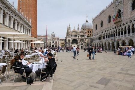 １０月１６日、イタリアの経済団体、イタリア産業総連盟（コンフィンドゥストリア）は同国の今年の経済成長率は６．１％になりそうだとの見通しを示した。ベニスで５月撮影（２０２１年　ロイター/Manuel Silvestri）