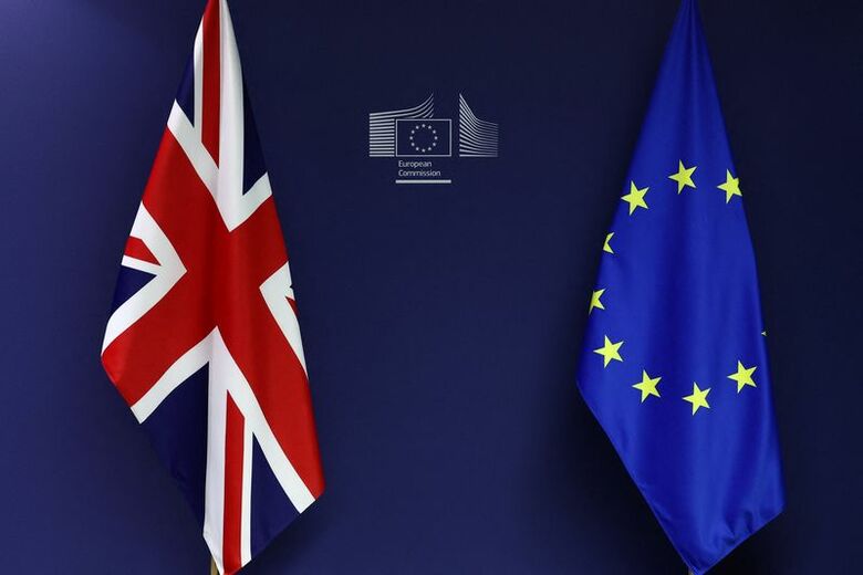 英国旗とEU旗。2024年10月2日、ブリュッセルで撮影。REUTERS/Yves Herman