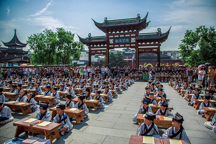 南京にある儒教の寺院で行われた新学期の式典に出席する小学生　VCG/GETTY IMAGES