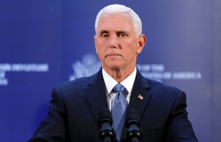 　１０月２４日、ペンス米副大統領(写真）は、トランプ政権が１１月にチリで開催されるアジア太平洋経済協力会議（ＡＰＥＣ）首脳会議に合わせて中国と農業問題に関する「第１段階」の通商合意を完了し、知的財産権を巡る問題解決の段階に進むことを目指していると述べた。１７日にトルコのアンカラで撮影（２０１９年　ロイター／HUSEYIN ALDEMIR）