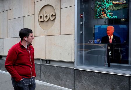 米ウォルト・ディズニーは傘下に持つＡＢＣニュースの複数の上級幹部を解雇した。２０１９年、ニューヨークで撮影（２０２３年　ロイター/Brendan McDermid/File Photo）