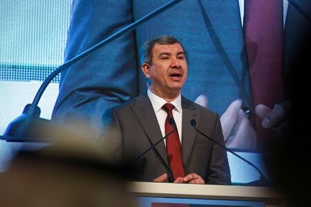 ９月２６日、イラクのアブドルジャバル石油相（写真）は、石油輸出国機構（ＯＰＥＣ）加盟国とロシアなど主要産油国で構成するＯＰＥＣプラスは、石油価格動向を注視しており、市場の均衡を望んでいると述べた。バーレーンのマナマで５月撮影（２０２２年　ロイター/Hamad I Mohammed）