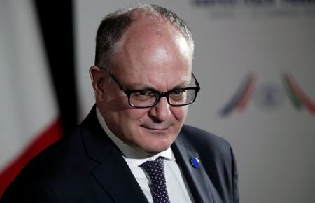 　２月２日　イタリアの連立政権樹立に向けた協議は、新たな首相候補を誰にするかという問題以外にも、主要政策課題を巡り各党の間の溝が埋まらず難航している。写真はグアルティエリ経済相。２０２０年２月撮影（２０２１年　ロイター/Ciro De Luca）
