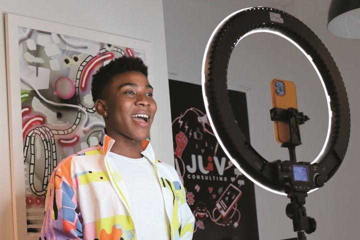 SNS上での情報共有はさまざまな事実や意見を紹介することが重要　KAHLIL GREENE