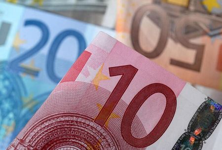 　米金融大手ゴールドマン・サックスは、ＵＢＳグループによるクレディ・スイス買収が一定の明確性をもたらし、ユーロ圏の銀行セクターに対する圧力を緩和したとして、ユーロ圏銀行クレジットに関する投資判断を「オーバーウエート」に戻した。写真はユーロ紙幣。２０１４年４月撮影（２０２３年　ロイター／Dado Ruvic）