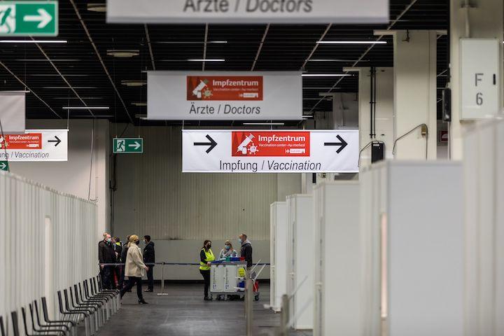 ケルン・メッセのホール4に設置されたCOVID-19ワクチン接種センター。ワクチン接種者が1対1で医師と対話することができるブースが用意されている