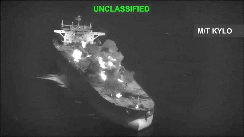 米中央軍が9月5日に公開した映像。炎と煙が立ち上る船舶。U.S. Central Command/Handout via REUTERS