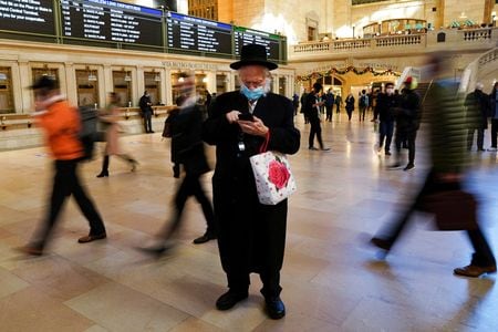 　１２月２９日、ロイターの集計によると、新型コロナウイルスの感染者は世界全体で２億８１８６万人を超え、死者は５７０万９１６２人となった。写真はニューヨークで１４日撮影（２０２１年　ロイター／Carlo Allegri）