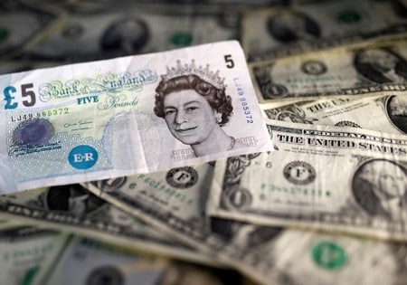 １７日のニューヨーク外為市場では、ドルがユーロと英ポンドに対し下落した。２０１６年１１月撮影（２０１９年　ロイター/DADO RUVIC）