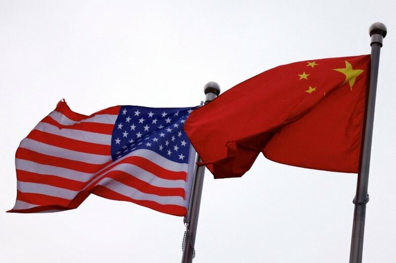 写真は米中の国旗。2025年4月、北京市内で撮影。REUTERS/Tingshu Wang