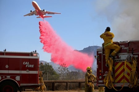 　１１月５日、カリフォルニア州で２年連続となる大規模な山火事が発生したことを受け、米国では企業のリスクを測る新たな指標の導入が進んでいる。写真は山火事の燃え広がりを抑える難燃剤を散布する様子。１１月１日、カリフォルニア州サンタポーラで撮影（２０１９年　ロイター/Daniel Dreifuss）
