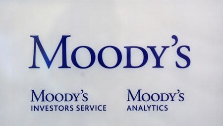 　米格付け大手ムーディーズは８月２５日、中国不動産大手・龍湖集団の信用格付けを、投資適格級で最も低い「Ｂａａ３」に引き下げた。画像はムーディーズのロゴ。２０１１年１０月、パリで撮影（２０２３年　ロイター/Philippe Wojazer）